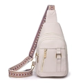Sac de poitrine chic en similicuir beige avec large bandoulière à motif bohème - Blanc
