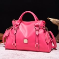 Bolso de mano retro en cuero rosa rojo con herrajes dorados y detalle borla - Rosa