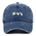 Detailaufnahme der weißen Gänseblümchen-Stickerei auf blauer Vintage-Denim-Basecap - Einheitsgröße / Marineblau