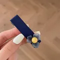 Fermaglio in tessuto blu navy con fiore blu opaco e perla gialla centrale - Clip laterale con fiore blu