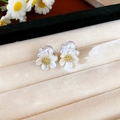 Eleganti orecchini a fiore bianco con pistilli dorati e perle su velluto beige - Stile 15 Perno in Argento Orecchini a Bottone con Perla a Fiore e Strass