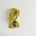 Detalle de bufanda de punto verde con un lindo aplique de oso en 3D y sombrero pequeño - Verde fruta