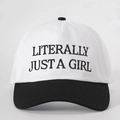 Λεπτομέρεια του κεντημένου Literally Just a Girl σε ασπρόμαυρο καπέλο του μπέιζμπολ - Λευκό και Μαύρο Σύνδεση