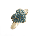 Dettaglio ravvicinato di un anello dorato con intarsio in turchese a forma di cuore rifinito - Aperto Regolabile / Blu