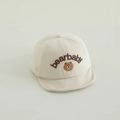 Gros plan d'une casquette beige pour bébé avec broderie ours et texte bearbaby - 48-50cm(6 Mois-2 Ans) / Blanc Cassé