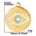 Detailansicht eines goldenen Evil Eye Anhängers mit blauen Kristallen und Maßen - Goldfarbener Anhänger