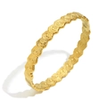Elegante 18K vergulde roestvrijstalen armband met gegraveerde rozenbloempatronen - Stijl Met Rozenreliëf En Scharnier / Goud