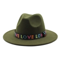 Détail du chapeau en laine vert olive avec ruban LOVE brodé coloré et bord plat - Vert Armée