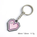 Portachiavi cuore pixel rosa in metallo stile videogioco con ciondolo sfumato 88mm - Cuore Pixel Rosa