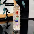 Bergkristall-Säule mit Golddraht umwickelt und bunten sieben Chakra-Steinen verziert - Golddraht Umwickelt/7 Chakra Steine / Bergkristall