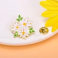 Broche de esmalte de margarita con pétalos blancos y borde dorado decorativo - Margarita Blanca / Blanco