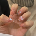 Unghie finte French rosa nude con cuori bianchi e decorazione con fiocco 3D cangiante - Stile Fiocco Cuore Francese Rosa Nudo (JP1075)