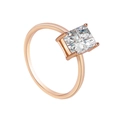 Bague élégante en or rose avec une pierre de zircon rectangulaire sur fond blanc - US 7 / Bague en zircone carrée en or rose