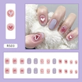 Kurze runde Kunstnägel Set in Flieder mit 24 Stück und weißen 3D-Herz-Designs - R503 Taro Lila Herz (Kleber Typ)