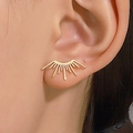 Boucle d'oreille solaire dorée moderne sur l'oreille du mannequin au design évidé - Style Texture de Cils en Demi-Cercle Doré (DZ-797)