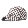 Dettaglio delle cuciture a scacchi e della visiera curva del cappellino da baseball in cotone - Regolabile / Scacchiera Caffè