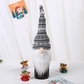 Détail d'un couvre-bouteille avec bonnet gris en tricot et longue barbe blanche touffue - Rayures Grises et Blanches