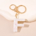 Porte-clés doré avec pendentif lettre F en résine rempli de paillettes colorées - Lettre F