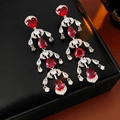 Detalle macro de pendientes plateados con corazones rojos y borlas de cristal colgantes - Pin de Plata - Plata - Rojo