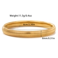 Details einer 8mm goldfarbenen Flex-Armspange mit 6cm Innendurchmesser und 11,5g Gewicht - Gold Dünn 8mm (Stil 10)