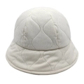 Detalle de primer plano del sombrero de pana beige con costuras acolchadas y textura - M (56-58cm) / Blanco