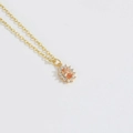 Elegante collar dorado con colgante ovalado de piedra naranja y halo de circonitas - Rojo Naranja