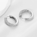 Dettaglio di orecchini a cerchio a C argentati con micro-pavé di zirconi cubici - Stile con Intarsio di Zircone Bianco (EU1354) / Argento