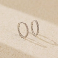 S925 Silber Creolen mit schimmernden Zirkonia-Steinen für einen minimalistischen Look - 925er Silber / Weißgold