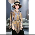 Eleganter grauer Seiden-Poncho mit goldener Blumenstickerei und Taillengürtel - Oberteile / 110X110CM / Grau Gold Siegel