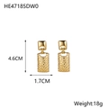 Dettaglio di orecchini a coda di pesce in acciaio oro 14K con finitura martellata - Stile Martellato Vintage (HE47185DW0)