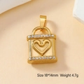 Vue macro du pendentif cadenas coeur doré 18x14mm avec strass blancs et dimensions - 105-Serrure de Coeur en Zircone