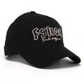 Gros plan d'une casquette noire avec broderie beige et détails de texture en coton sergé - Taille unique / Noir