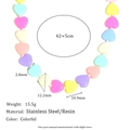 Detaillierte Größenangaben für die bunte Harz- und Edelstahl-Herz-Halskette in Nahaufnahme - Acryl Bunte Halskette