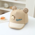 Dettaglio del cappellino da baseball beige per neonati con orecchie 3D e patch orsetto - 48cm (5-18 mesi) / Cachi Chiaro