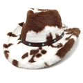 Détail du chapeau de cow-boy imprimé vache avec bandeau en cuir à clous turquoise - Sommet en Coeur / Imprimé Vache Café