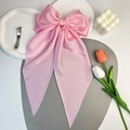Dettaglio di un grande fiocco per capelli in raso rosa con tulipani e una candela - Rosa