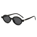 Gafas de sol ovaladas retro con montura negra y detalles plateados en vista de 45 grados - Montura Negra Lentes Gris Negro
