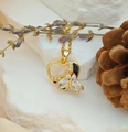 Collar con colgante de corazón y mariposa dorada con circonitas sobre fondo de piedra - Corazón Mariposa Giratorio (XL1898) / Dorado
