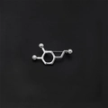 Spilla a forma di molecola chimica argento, misura 4.0CM x 2.0CM, per camice da medico - Molecola di Dopamina