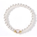 Detalle de una pulsera de perlas con dije de corazón rosa y pequeñas cuentas doradas - Corazón Púrpura (ZZ-B24122801E-F)