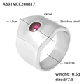 Silberner Edelstahl-Wellenring mit rotem Zirkon in einem breiten geometrischen Design - US 7 / Stahlfarbe