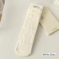 Chaussettes JK blanc cassé avec texture côtelée et motifs ajourés à pois blancs - Pois Blancs