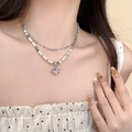 Double-layer necklace with white pearls, silver chain, and a pink butterfly pendant - Hollow Bowknot Pearl Necklace (X2688) / Pink