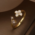 Anello aperto dorato con fiore in smalto bianco, perle e cristalli di zircone - Aperto Regolabile / Stile Fiore in Smalto Bianco e Perla (13423)