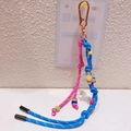Détail du porte-clés en corde tressée avec pendentif tournesol pailleté et fermoir doré rose - 45.A08 Pendentif Fleur Bleu Rose
