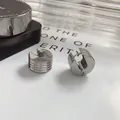 Zilveren geometrische oorringen met parallelle groeven en een minimalistische industriële look - 24K / Zilver (A0809CY)