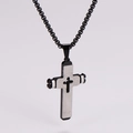 Detail van dubbellaagse roestvrijstalen kruishanger met Grieks patroon op witte achtergrond - Inclusief 2.5mm*60cm ketting / Tweekleurig Zwart