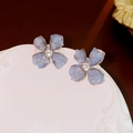 Boucles d'oreilles fleurs bleu ciel élégantes avec zircon central sur céramique - Bleu-Effet Pierre Concassée Bleu Ciel (HE23405)