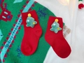 Calze neonato in cotone rosso con albero di Natale 3D in peluche e pompon giallo - S (0-1 Anno) / Albero di Natale rosso