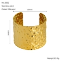 Vista dettagliata del bracciale largo in acciaio inossidabile dorato 18K martellato - Oro